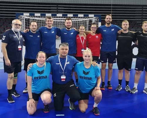 Arbitter-Koppel Sabien Weber - Denis Weinquin bei der W17 EHF Championship 2021 am Asaz
